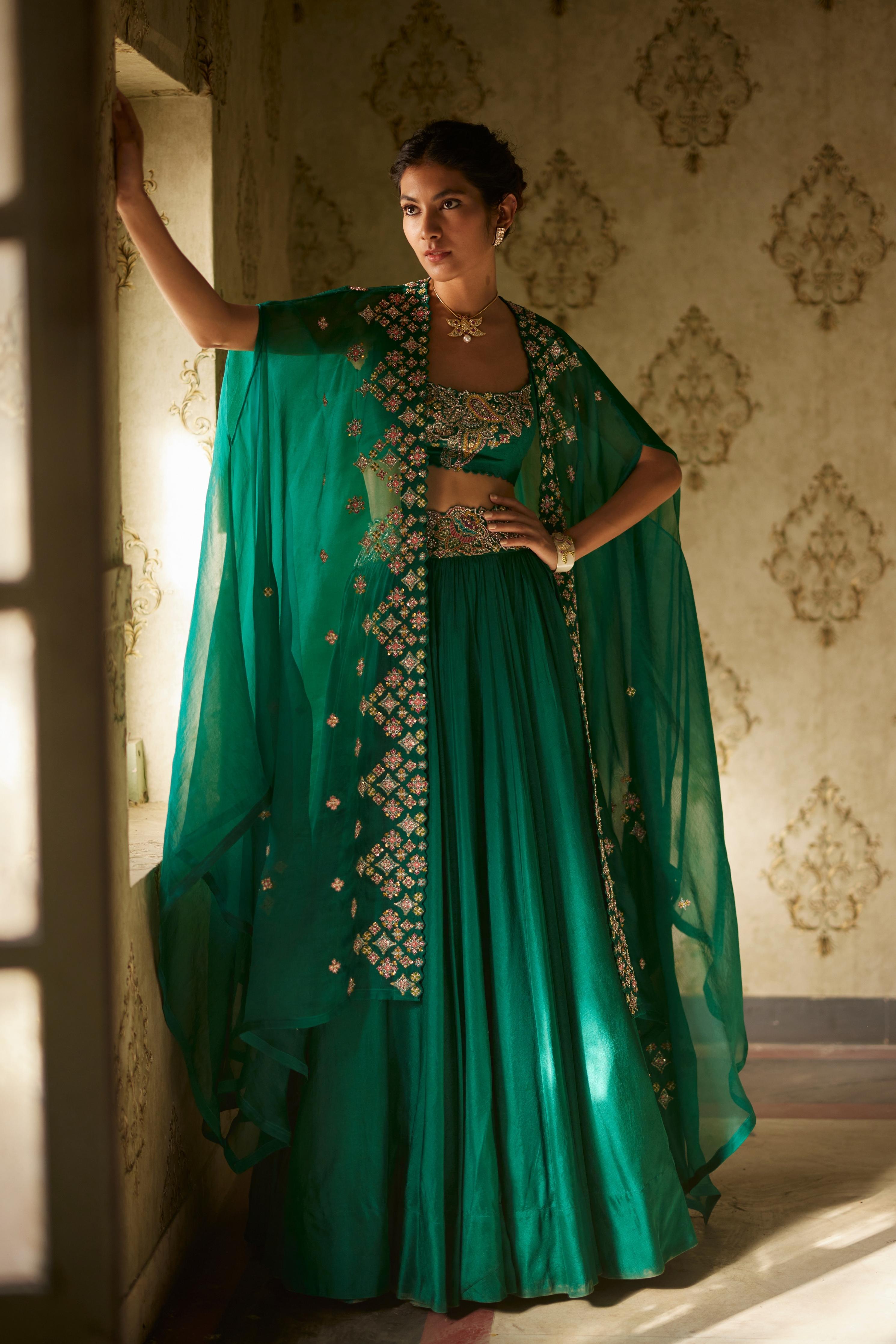 Ishaani Cape Set