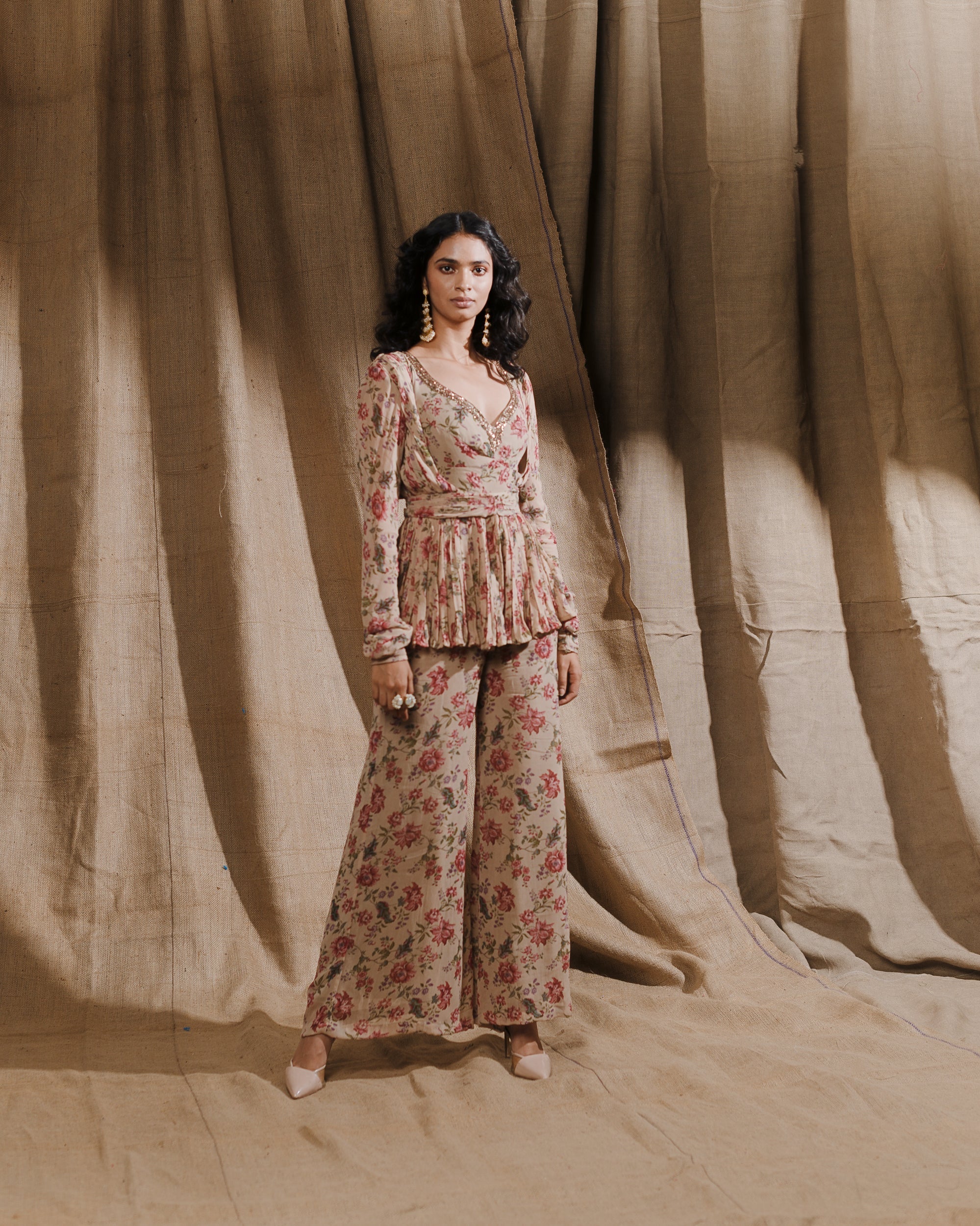 Women Beige Floral Printed Kurti With Straight Pant
