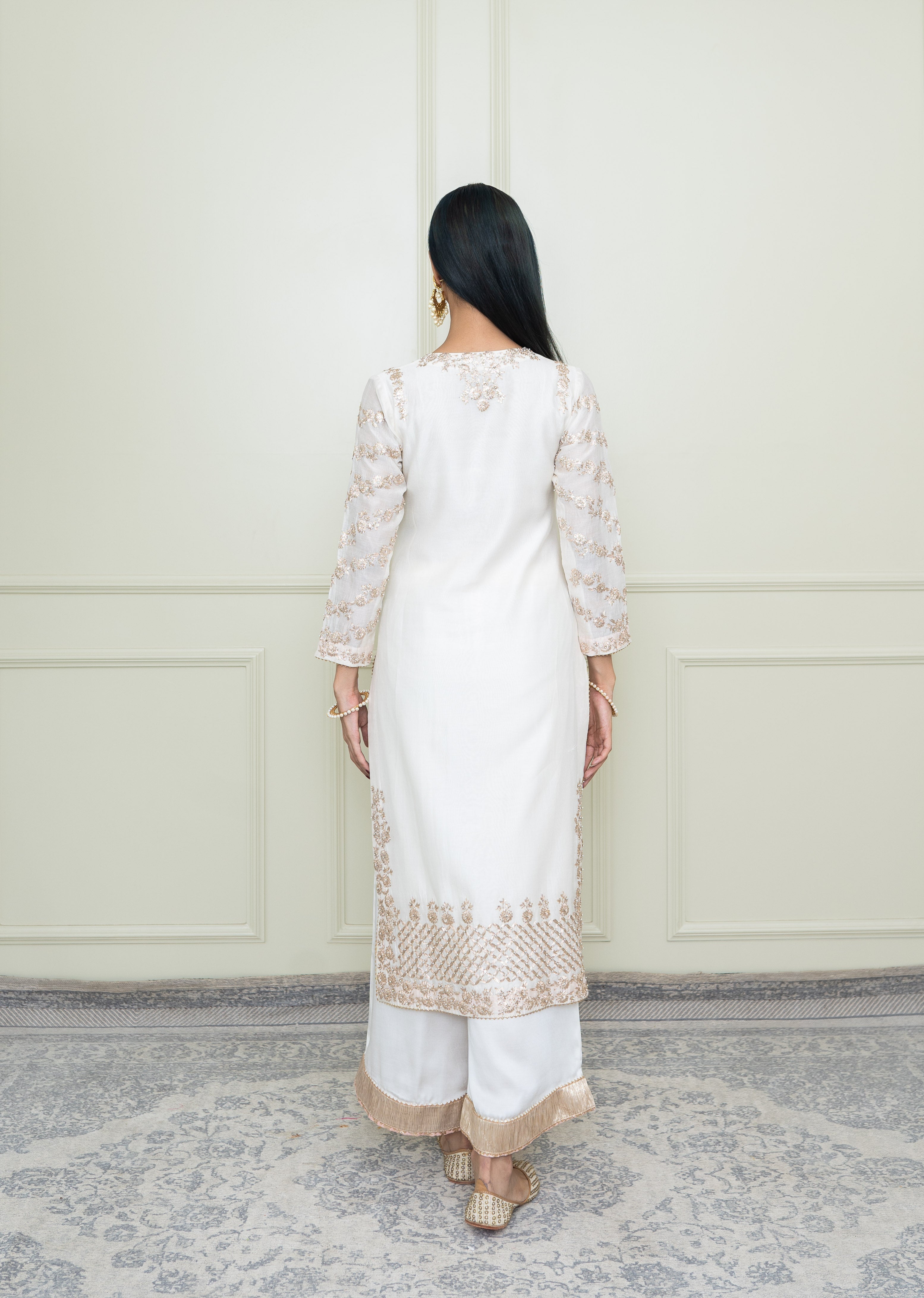 Aarvi- Daisy Ivory Tilla Embroidered Kurta Set