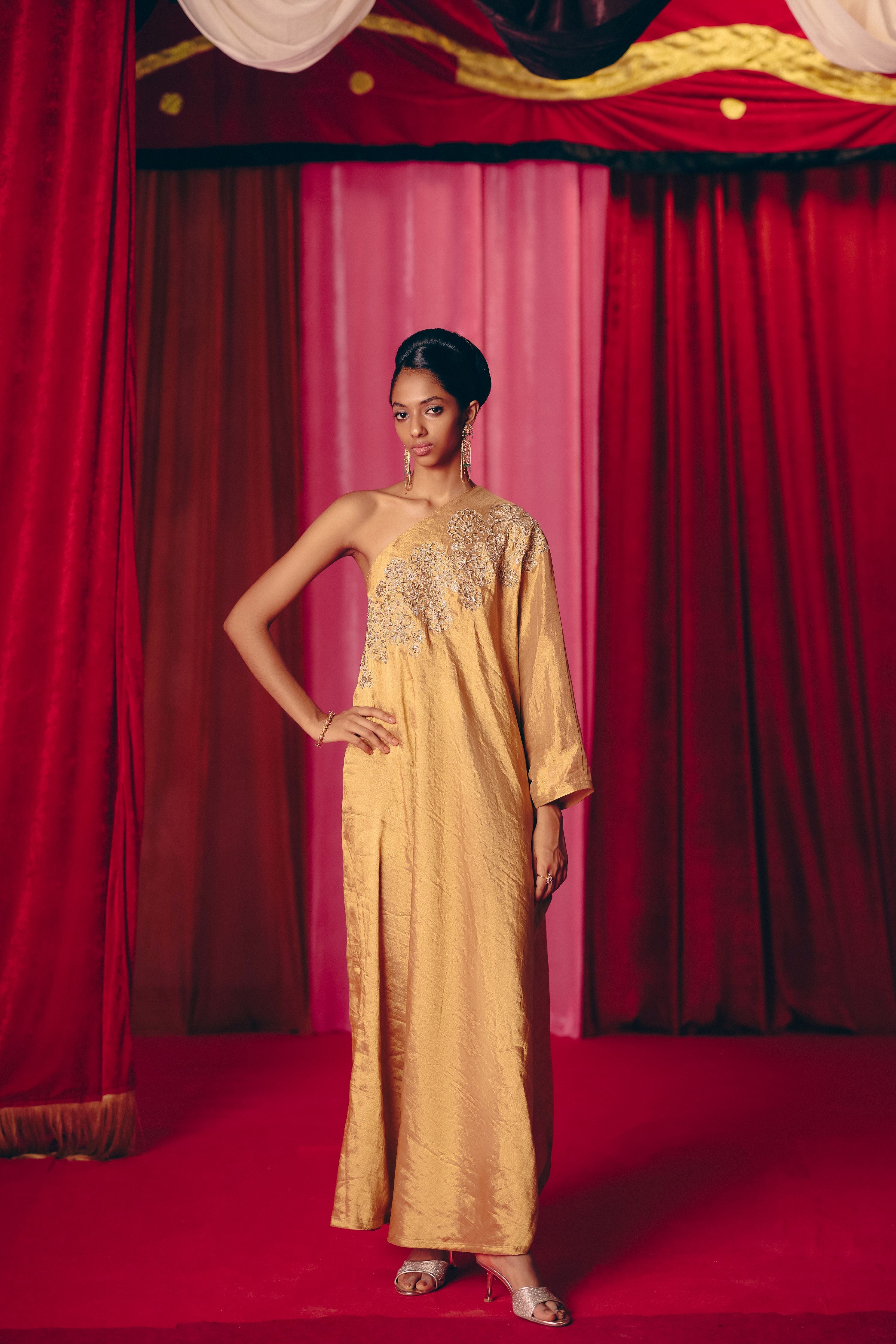 Mu??ira One Shoulder Kaftan